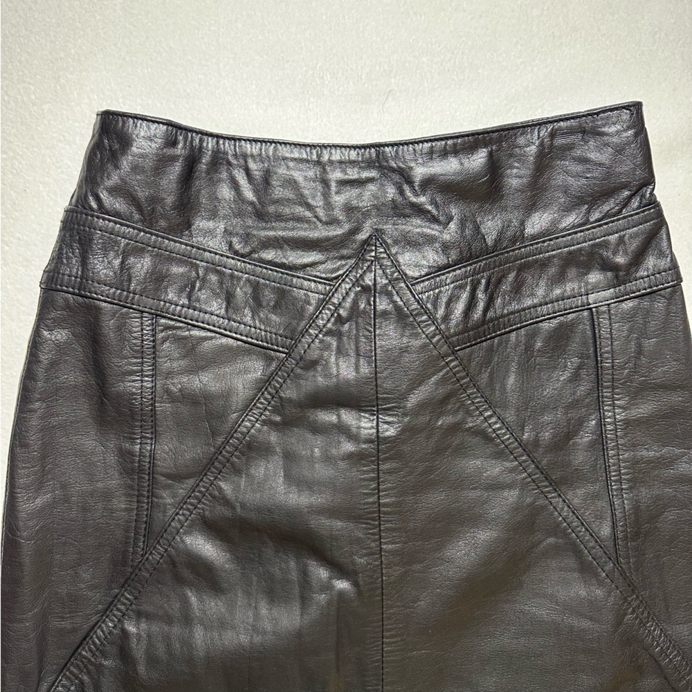 Elegant Black Leather Mini Skirt - Picture 2 of 8